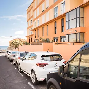 https://medano-1-linea-mar-surf-piscina-terraza-parking-el-cabezo.adeje-hotels.com